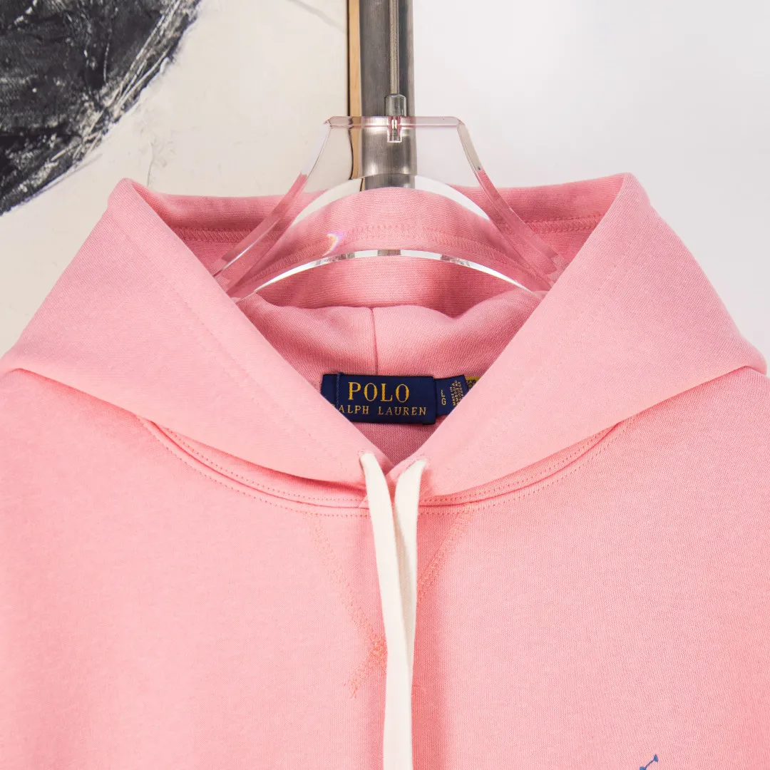 P300 zp version [Exclusive supply] Ralph Lauren/Ralph Lauren 2025SS Four Seasons classic style stacked topstitch design five-color thin hooded sweatshirt -370g double-sided cotton heavyweight fabric✅ -Original same 7.5CM widened thread processing✅ -Front collar patchwork triangle block four-needle six-thread topstitch design✅ -RL Four Seasons classic style Loose fit, easy for both men and women to control Simple Clean and versatile, exposed topstitching patchwork triangle 1.3 cm retro original color hook and loop drawstring, full of details. Color: navy blue, brown, pink, gray. Size: S M L XL. Number: WW10750.
